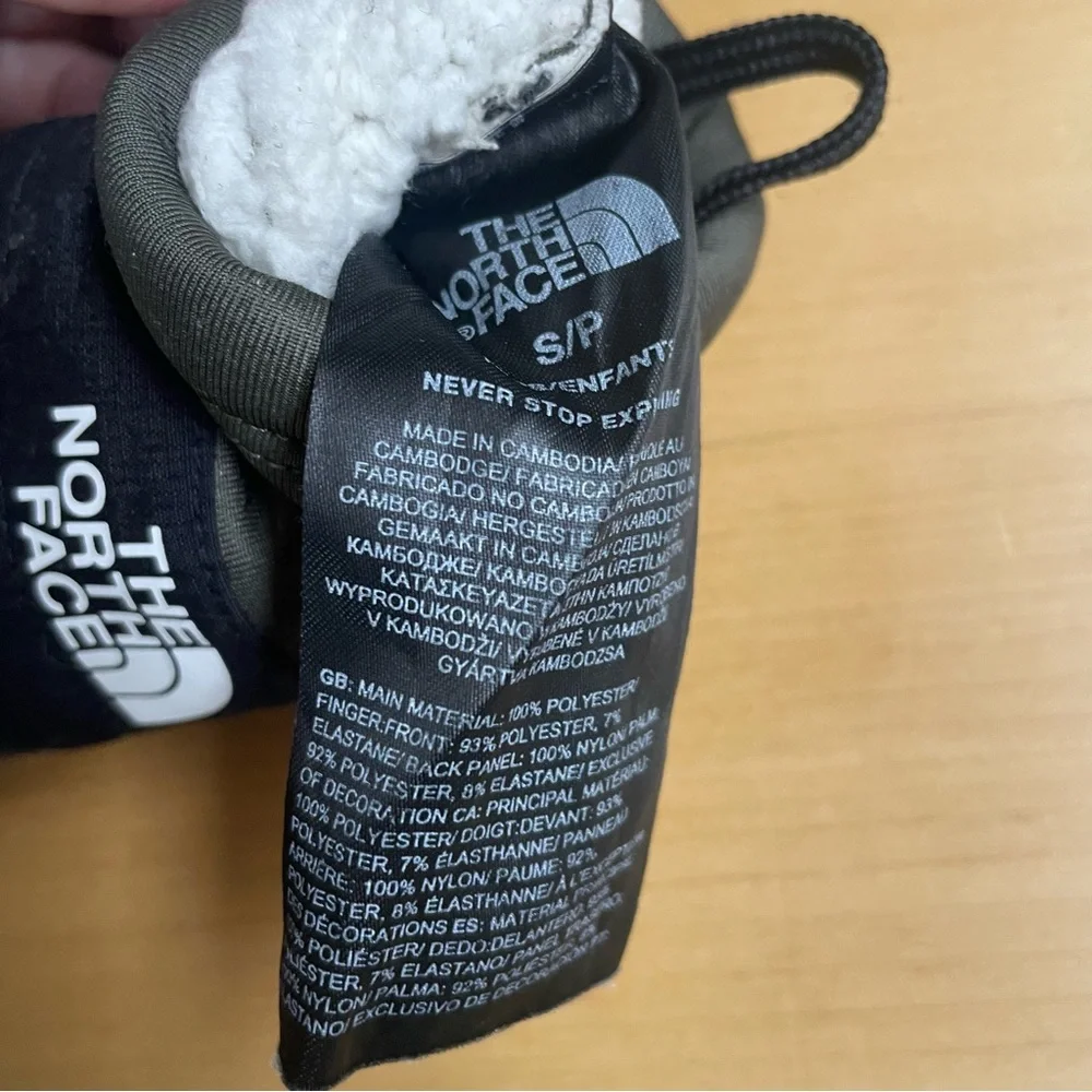 The North Face kids Gloves in Dark Sage Small